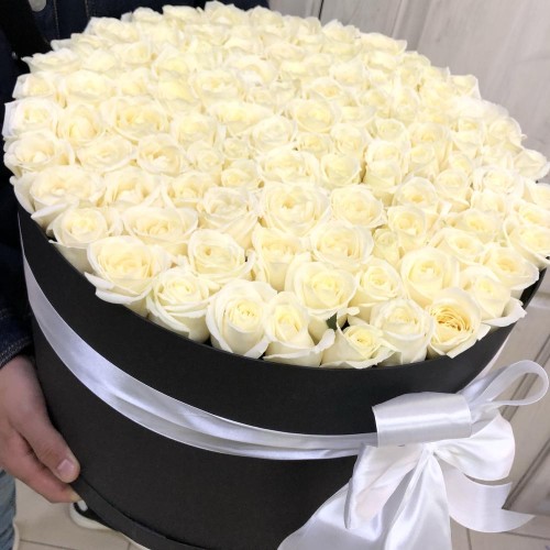 Купить на заказ 101 белая роза в коробке с доставкой в Алматы