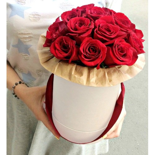 Купить на заказ 11 красных роз в коробке с доставкой в Алматы