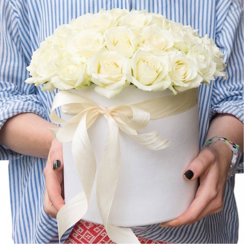 Купить на заказ 25 белых роз в коробке с доставкой в Алматы