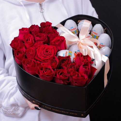 Купить на заказ Коробка роз и киндеров с доставкой в Алматы